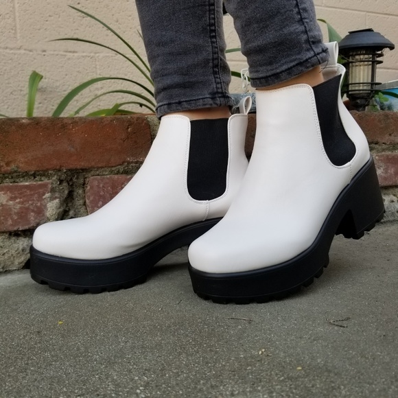 90s Grunge Style Chunky Heel Boots - Picture 5 of 8